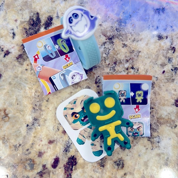 Halloween kinder egg toys collectible HALLOWEEN ghost bracelet mummy toys glow - Picture 1 of 1